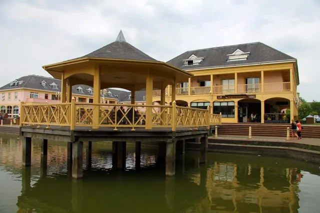 Watermead, Buckinghamshire, the local landmark of HP19