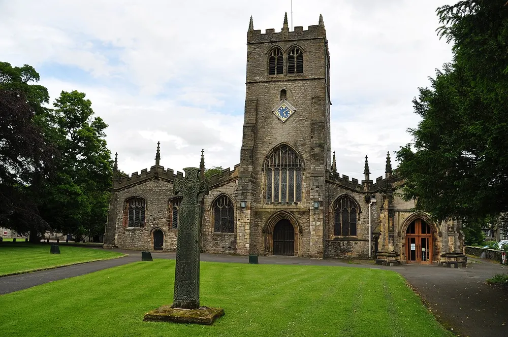 Kendal Parish Church, the local landmark of LA9