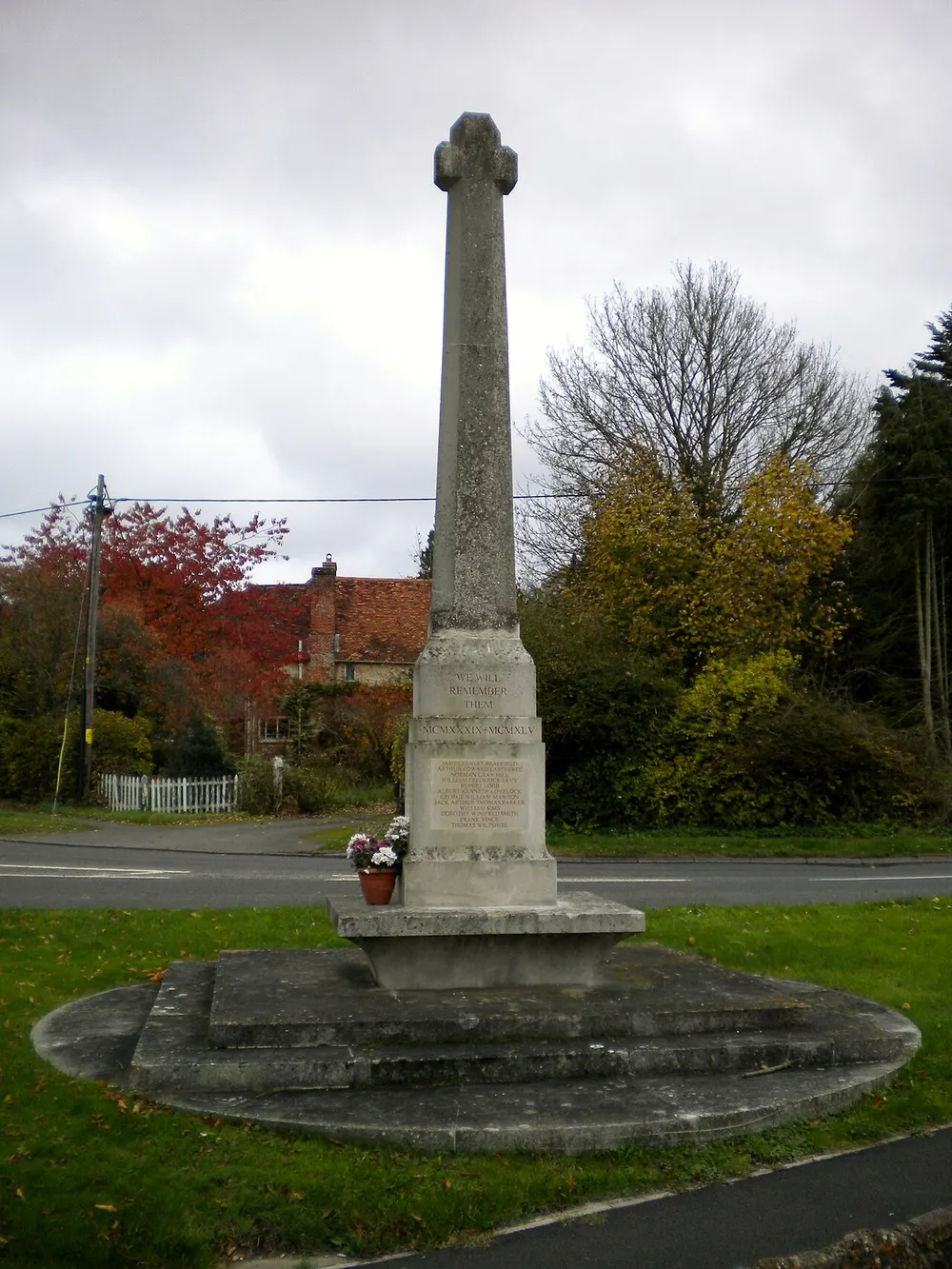 Stockbridge War Memorial, the local landmark of SO20