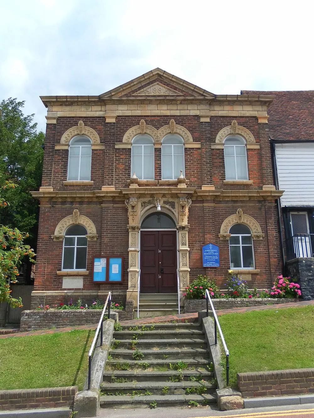 Robertsbridge United Reformed Church, the local landmark of TN32