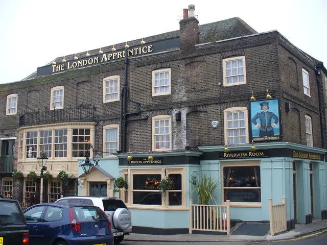 London Apprentice, Isleworth, the local landmark of TW7