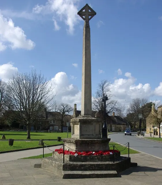 Broadway War Memorial, the local landmark of WR12